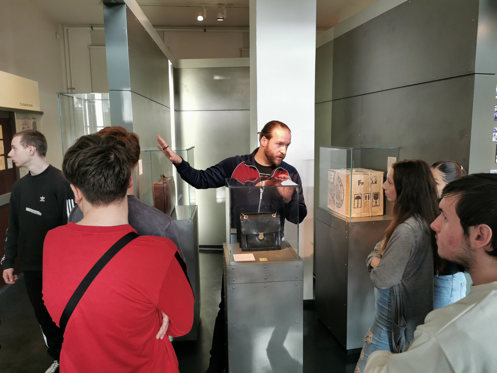 Gruppe in der Ausstellung